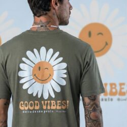 Quem conhece a energia de Morro sabe... 🌴☀️ Trouxemos aquela vibe única da ilha para essa t-shi (1)